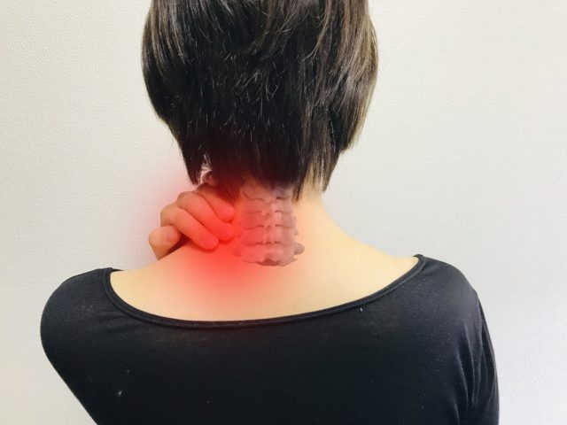 寝違えで首が回らない朝に｜子どもと大人で違う原因と温める・冷やすの使い分け【浦安】